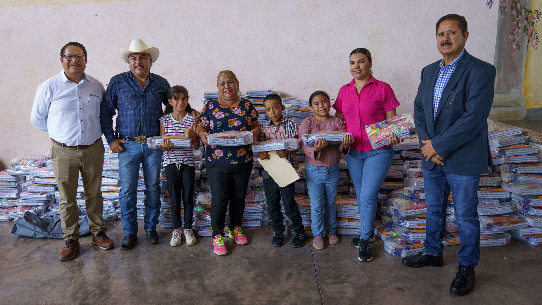 De izquierda a derecha Luis Flores, mánager de operaciones de la Región Norte de TC Energía, Joel Bustillos, presidente municipal de Guazapares, familia beneficiada y Héctor Elías Barraza Chávez, subsecretario de asuntos políticos de la Secretaría General de Gobierno de Chihuahua.