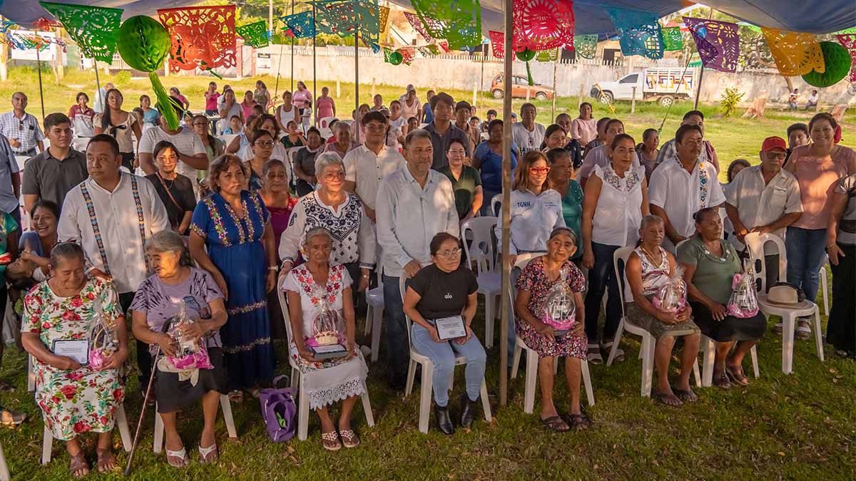 En el evento estuvo el divulgador cultural Bulmaro Juárez, quien ofreció una conferencia sobre la cosmovisión indígena, aportó profundidad y reflexión al evento.